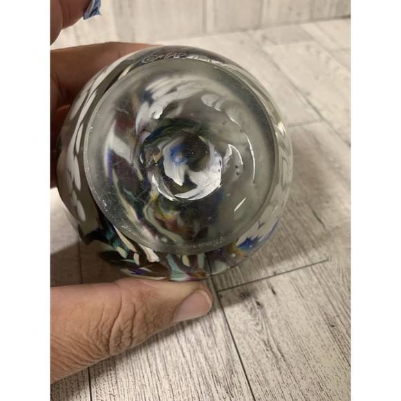 Mad Art Studio Glass Ball Shape Paperweight Signed 2000 - Picture 7 of 8